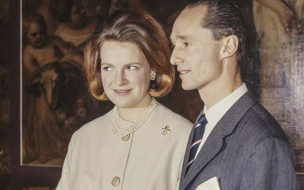 Prinses Irene en Carlos Hugo op Paleis Huis ten Bosch bij de bekendmaking van hun verloving op 11 februari 1964. beeld NFP