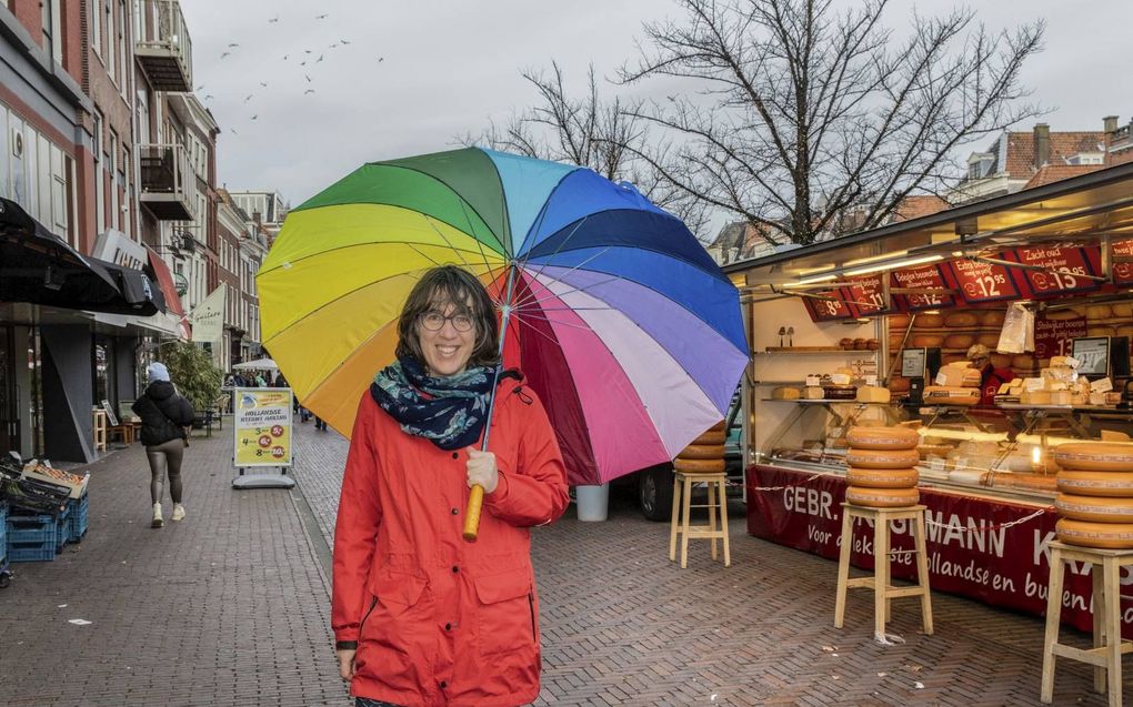 Barbera Bikker met kleurrijke paraplu in het centrum van Leiden. Bikker werkt als hoofdcoördinator bij Voor Elkaar Leiden en omstreken. Deze christelijke organisatie brengt kwetsbare mensen in contact met hulpprogramma’s als SchuldHulpMaatje, JobHulpMaatje en Hulp in Praktijk. beeld RD, Henk Visscher