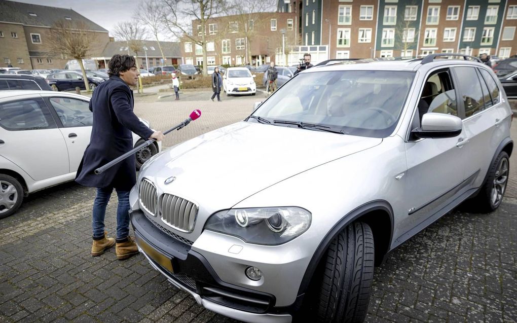 Journalist Mark Baanders van omroep PowNed werd zondagochtend aangereden bij het kerkgebouw van de gereformeerde gemeente te Urk. beeld ANP, Robin van Lonkhuijsen