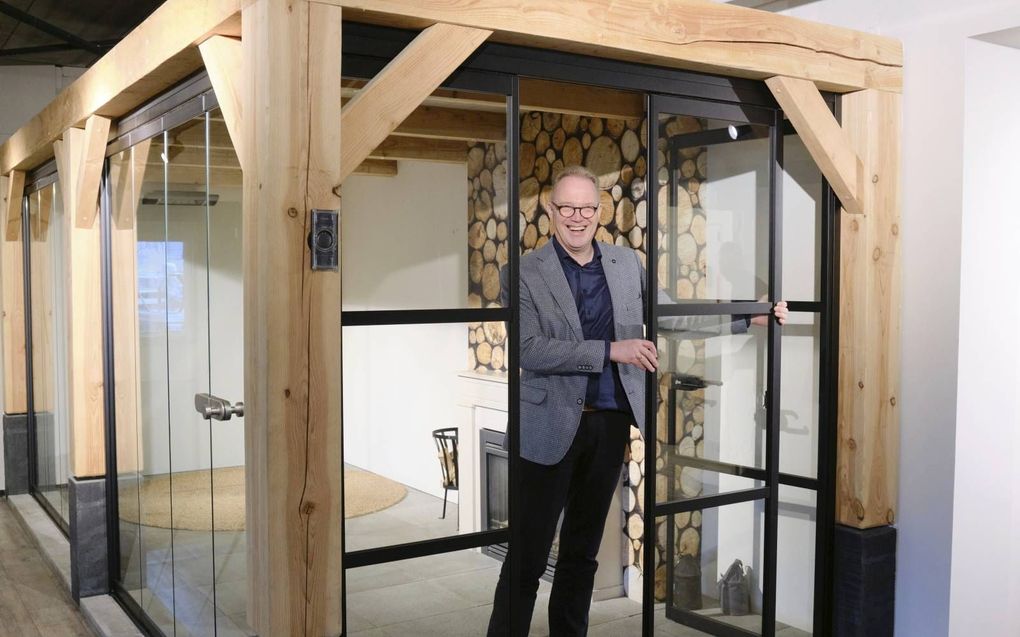 Metalura-directeur Albert van de Breevaart toont een van de modellen die te zien zijn in de showroom in Alblasserdam. beeld Sjaak Verboom