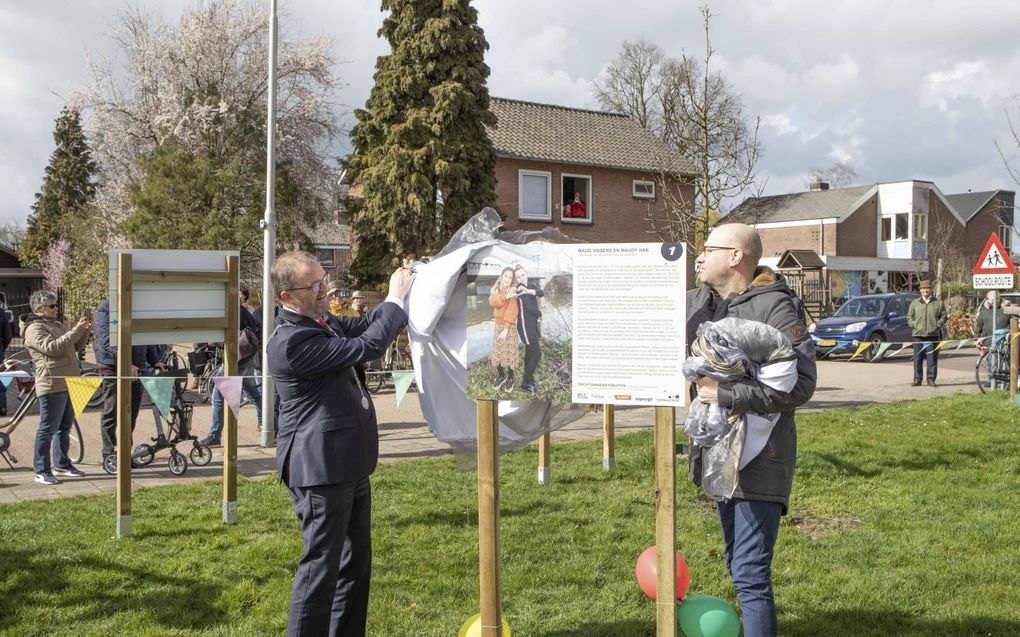 Burgemeester Stoop opende de expositie samen met Barry Ganzeman, gebiedsmakelaar van Tricht. beeld Ab Donker