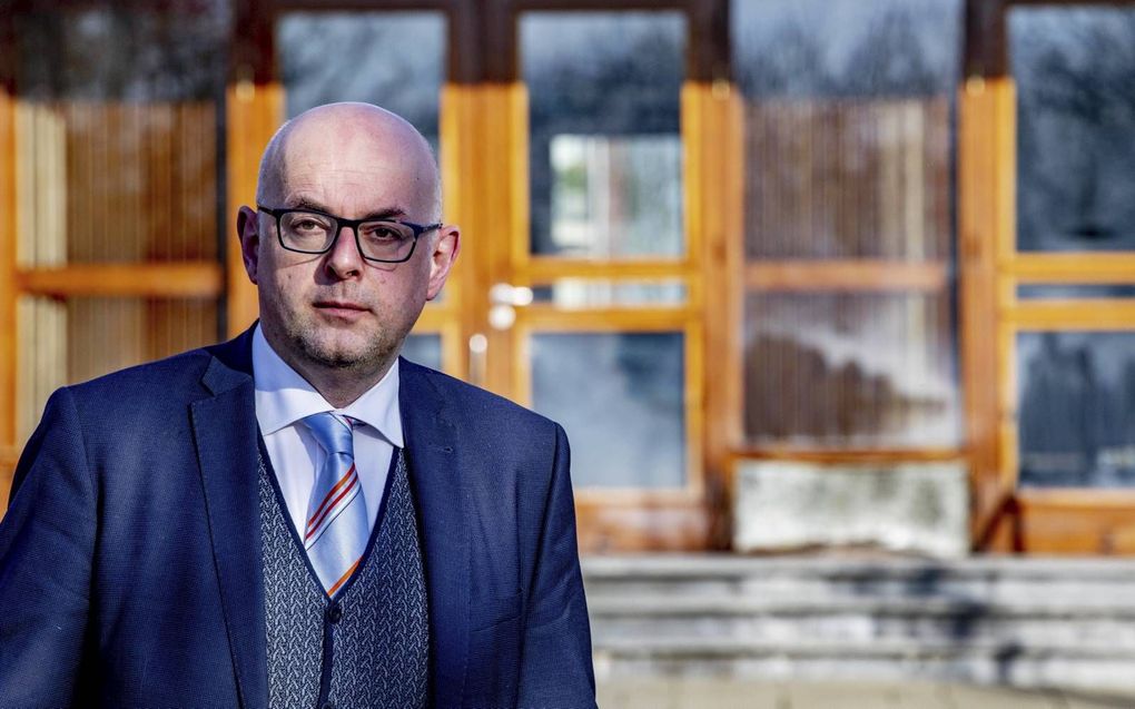 Burgemeester Vroom van Krimpen aan den IJssel bezocht de kerk dinsdag. beeld ANP, Robin Utrecht