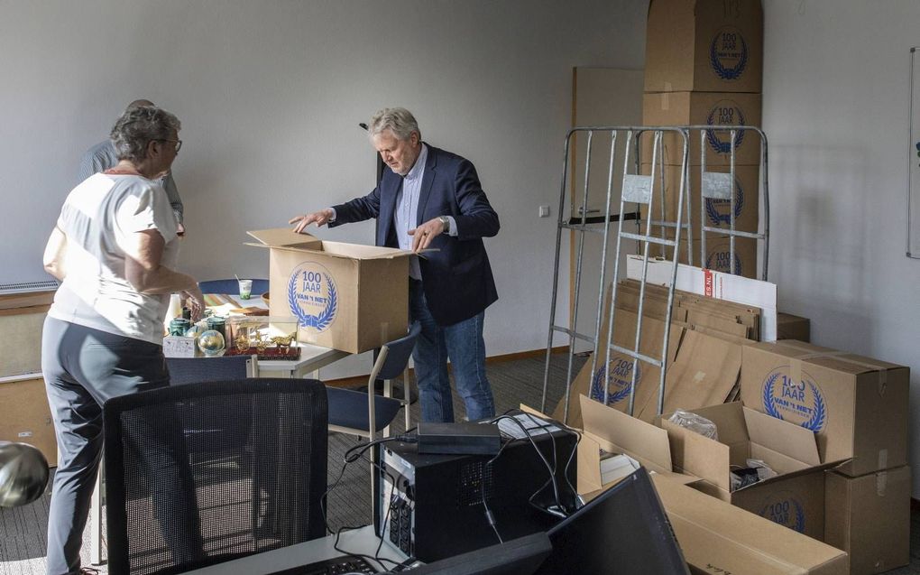 NZR-voorzitter ds. Willem van ’t Spijker (r.) en stafmedewerker Carry Rietveld (l.) richten hun nieuwe onderkomen in het Protestants Landelijke Dienstencentrum in. beeld RD, Henk Visscher