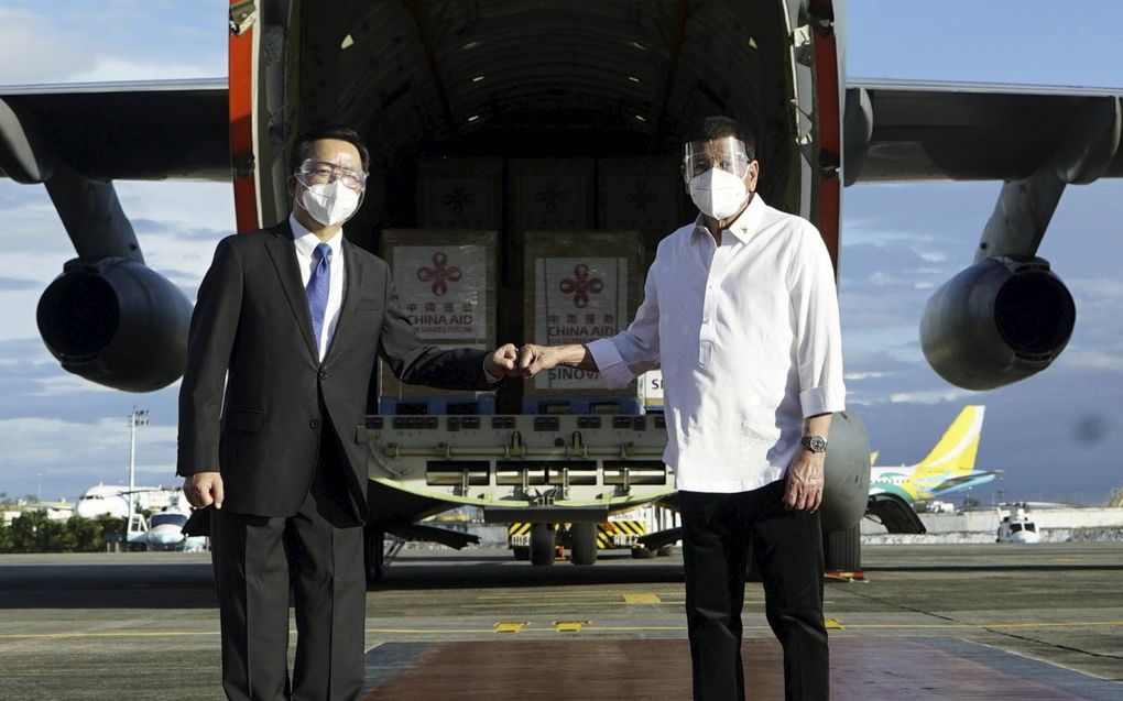 De president van de Filipijnen, Rodrigo Duterte (r.), verwelkomde met de Chinese ambassadeur Huang Xilian (l.) eind februari Chinese vaccins in het land. beeld EPA, King Rodriguez