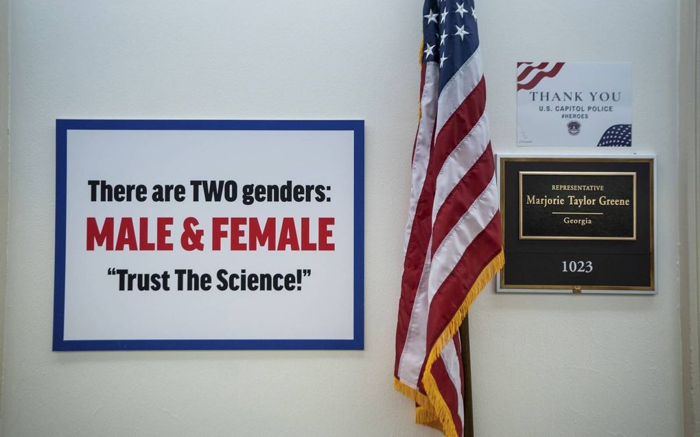 De Republikeinse vertegenwoordiger uit Georgia, Marjorie Taylor Greene, bevestigde naast de ingang van haar kantoor in het Longworth House Office Building in Washington een protestbord tegen de genderideologie. Dit als reactie op haar kantoorbuurvrouw Marie Newman, de Democratische vertegenwoordiger uit Illinois, die een transgenderpridevlag had uitgehangen. beeld EPA, Jim Lo Scalzo