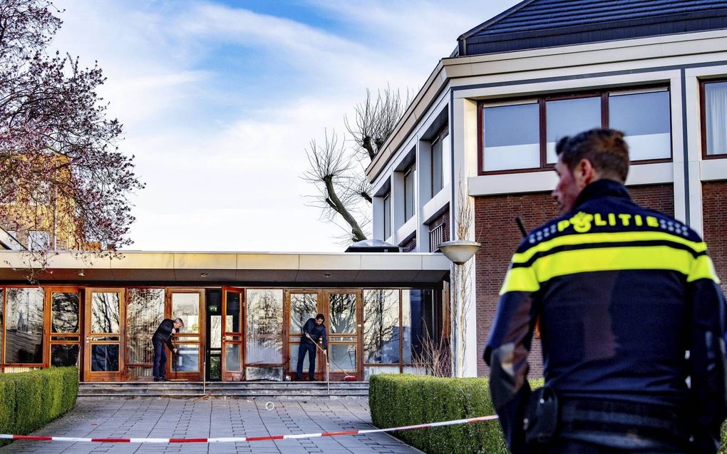 De politie nam maandag poolshoogte bij het kerkgebouw van de oud gereformeerde gemeente in Nederland te Krimpen aan den IJssel nadat daar een harde knal voor schade bij de ingang zorgde. beeld ANP, Robin Utrecht