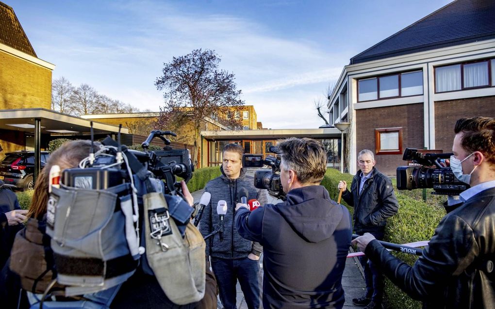 Een kerkganger en de hulpkoster van de Mieraskerk in Krimpen aan den IJssel (zoals de kerk in de volksmond bekendstaat) staan deze week de pers te woord nadat de kerk beschadigd raakte door een explosie.  beeld ANP, Robin Utrecht