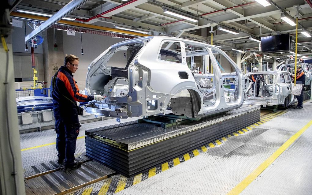 Een medewerker werkt in de fabriek van Volvo in het Zweedse Göteborg. Het autoconcern zegt dat het chiptekort ook de levertijd van Nederlandse orders zal raken.​ beeld AFP, Adam Ishe