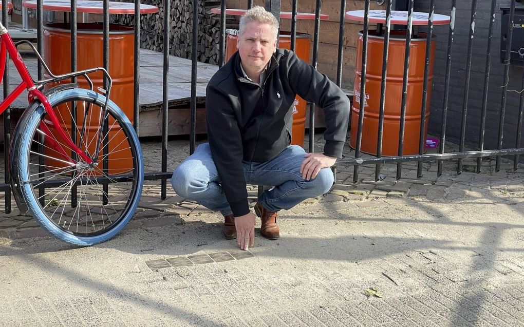 Frank van Dijk van Stichting 18 September. De Eindhovense stichting spande zich in voor het leggen van zogeheten struikelstenen. beeld RD