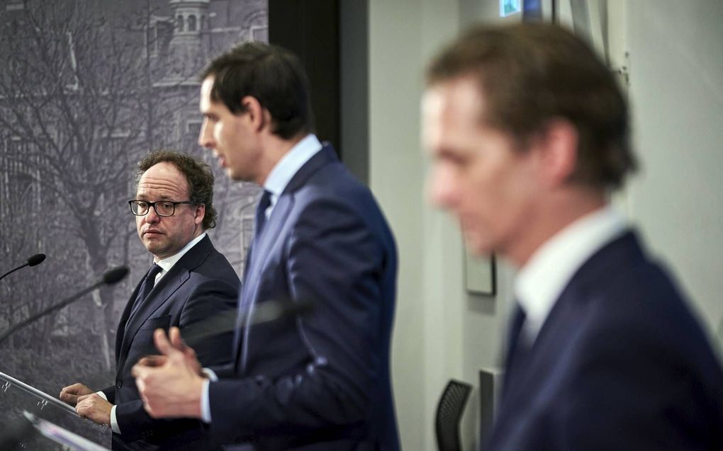 De demissionair ministers Bas van ‘t Wout (Economische Zaken en Klimaat), Wouter Koolmees (Sociale Zaken en Werkgelegenheid) en Wopke Hoekstra (Financiën) geven een toelichting op de uitbreiding van het steun- en herstelpakket voor banen en economie. beeld ANP, Phil Nijhuis