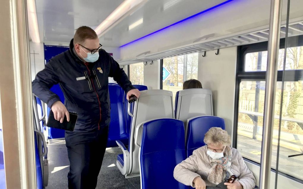 Het is stil in de Sprinter. „De drukte, de sfeer is weg”, zegt conducteur Patrick Veltema terwijl hij kaartjes ‘knipt’.  beeld RD, Gerard ten Voorde