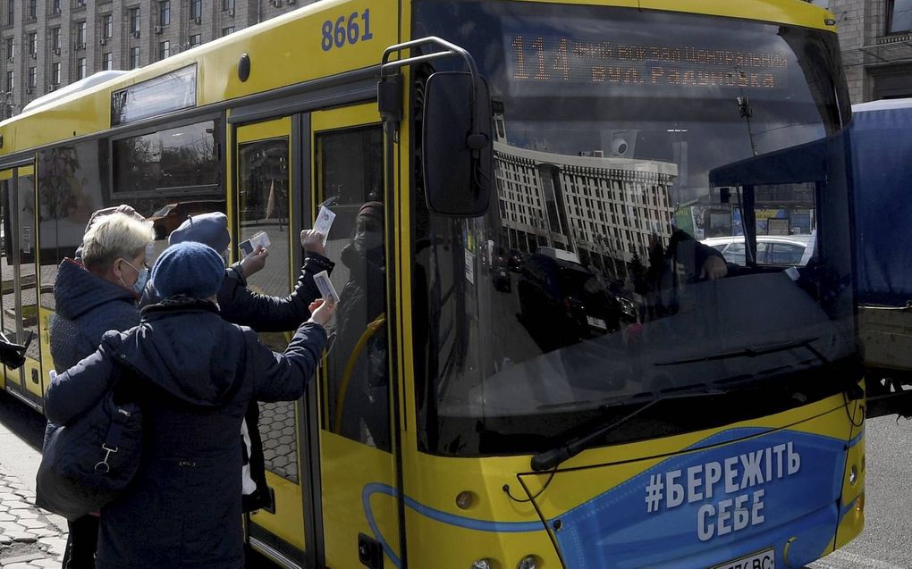 Coronapas voor ov in Kiev. beeld AFP, Sergei Supinsky