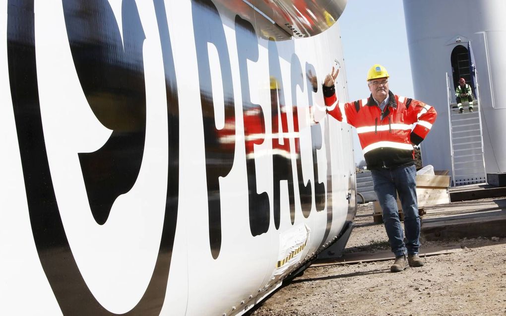 Op de vier windmolens die Jan van Werven langs de A50 plaatst, staat in de Engelse taal een christelijke tekst: geloof, hoop en liefde, De laatste gondel die binnenkort de lucht in gaat is aan beide zijden voorzien van de slottekst: vrede. beeld Vidiphoto