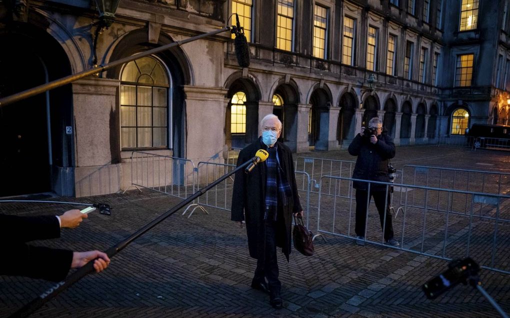 Herman Tjeenk Willink werd dinsdag op het Binnenhof bevraagd door journalisten. De 79-jarige PvdA’er moet de kabinetsformatie weer op gang helpen. beeld ANP, Bart Maat