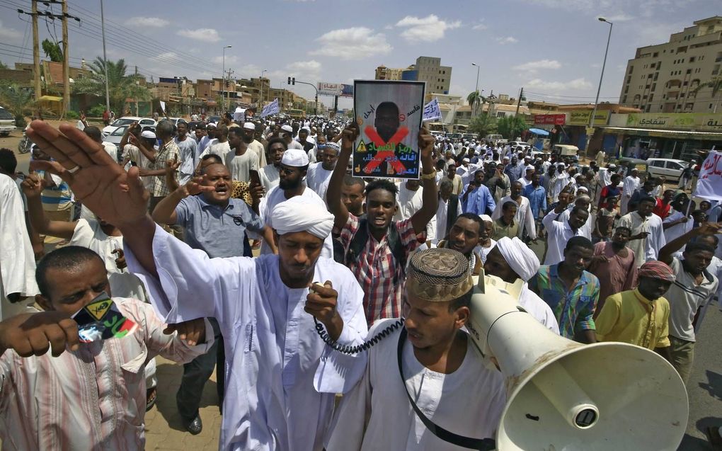 Sudanese moslims protesteerden vorig jaar tegen het schrappen van de sharia uit de grondwet. beeld AFP, Ashraf Shazly