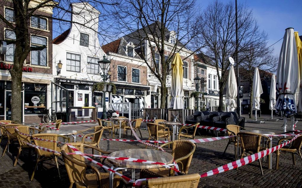 Horecabedrijven zien versoepelingen van de coronamaatregelen vanaf 21 april als een eerste stap. Wat branchevereniging KHN betreft kunnen behalve de terrassen ook de horecazaken zelf open. beeld ANP, Koen van Weel