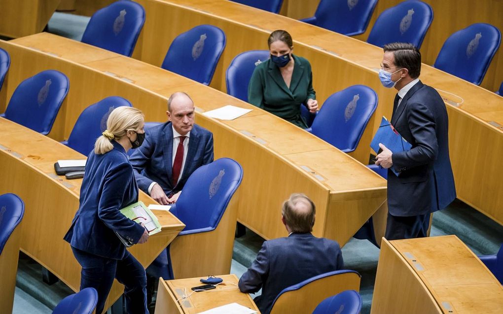 Sigrid Kaag (D66), Mark Rutte (VVD), Gert-Jan Segers (ChristenUnie), Kees van der Staaij (SGP) en Carola Schouten (Christenunie) tijdens een debat in de Tweede Kamer over een informateur met het oog op een nieuw kabinet. beeld ANP, Bart Maat