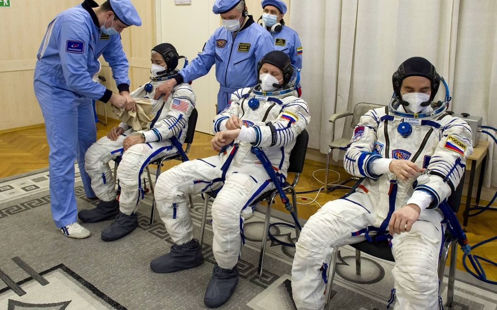 De drie astronauten Mark Vande Hei, Oleg Novitskiy en Pjotr ​​Dubrov laten vrijdag hun pakken testen in het Baikonur-kosmodrome in Kazachstan, voorafgaand aan hun vertrek naar ruimtestation ISS.