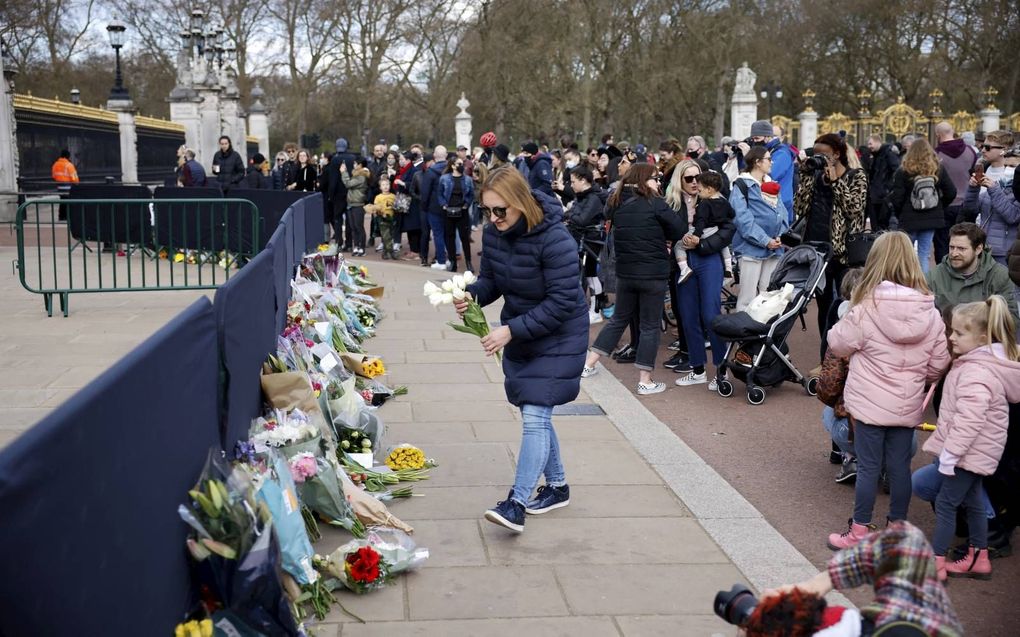 Drukte bij Buckingham Palace, waar de Britten afgelopen dagen massaal bloemen kwamen leggen. beeld AFP, Tolga Akmen