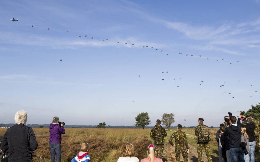 De luchtmacht moet het droppen van parachutisten en ladingen oefenen. Foto: landing van honderden parachutisten op het Houtdorperveld bij Ermelo. beeld RD Anton Dommerholt