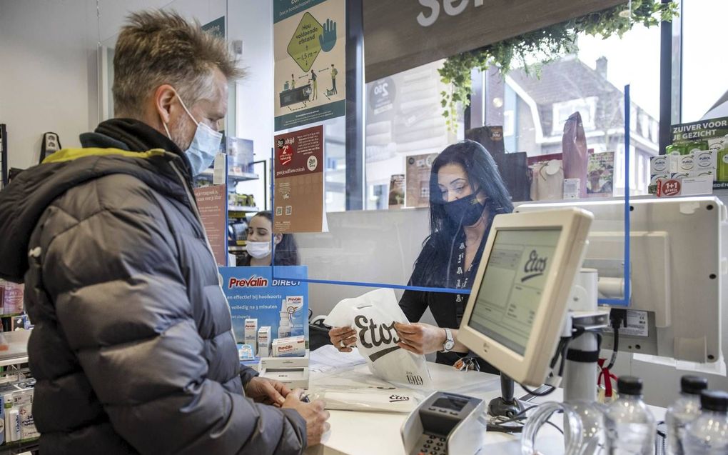 Bij Etos kost een coronazelftest 8,95 euro, maar daarmee haalt de consument vooral een feelgood-instrument in huis. beeld EPA, Ramon van Flymen