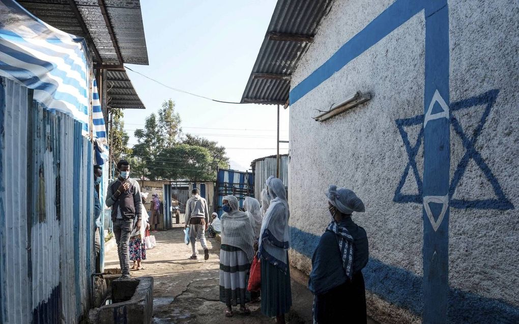 In Gondar in Ethiopië leeft een flinke joodse gemeenschap. Er is veel armoede onder deze groep. Veel Ethiopische joden werken als schoonmaker of verhuren zich als dagarbeider. De Hatikvahsynagoge vormt het centrale punt voor de gemeenschap. De synagoge is niet alleen in gebruik voor lessen Hebreeuws, maar er vindt ook medische hulpverlening en voedselvoorziening plaats. Veel van de joden zien er naar uit om naar Israël te vertrekken. beeld AFP, Eduardo Soteras