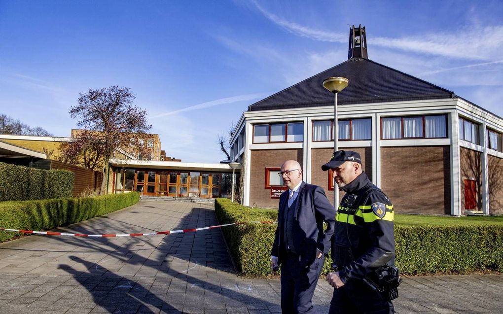 Rond de kerkgang naar de oud gereformeerde gemeente in Nederland te Krimpen aan den IJssel (foto) en de gereformeerde gemeente te Urk ontstond recent veel onrust. Dinsdagavond vond een RMU-webinar plaats waarin gesproken werd over de houding die kerken kunnen innemen. beeld ANP, Robin Utrecht