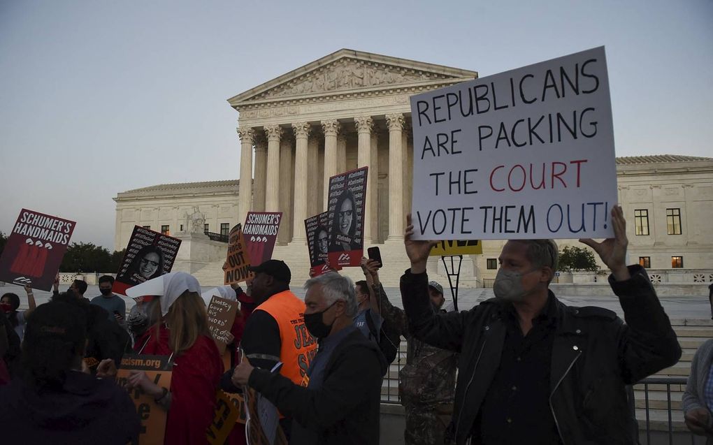 Protest voor het hooggerechtshof tegen de benoeming van de conservatieve opperrechter Amy Coney Barrett eind oktober. beeld AFP, Olivier Douliery