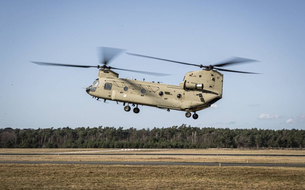 De luchtmacht krijgt een nieuwe vloot zware transporthelikopters. De eerste van twintig Chinooks treedt woensdag in dienst op Vliegbasis Gilze-Rijen. beeld Defensie, Mike de Graaf