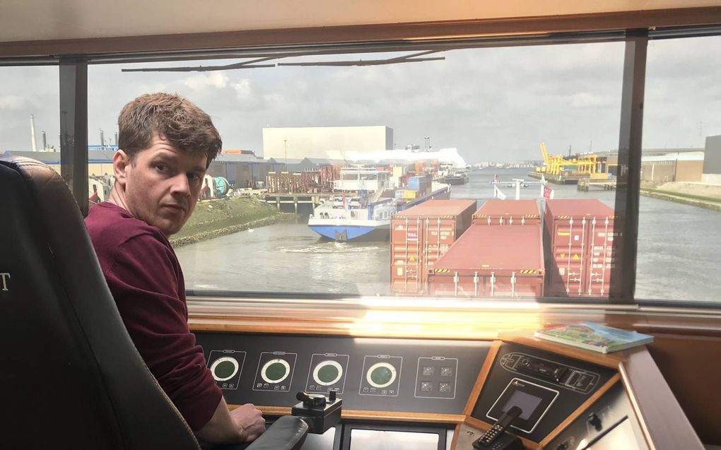 Schipper Cor den Ouden vaart met zijn En-Avant achteruit een smalle zijtak van de Eemhaven in Rotterdam in. beeld Gerard ten Voorde