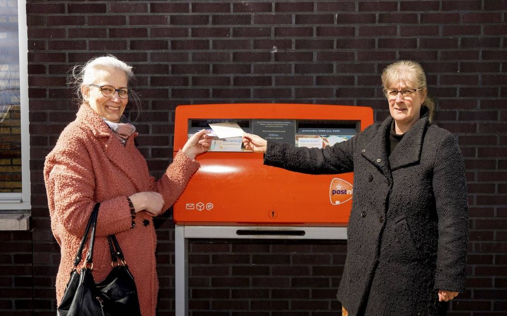 Annette van Dam (l.) en Conny Eikelboom zijn al ruim 35 jaar penvriendinnen. beeld Marc Heeman en Dirk-Jan Gjeltema