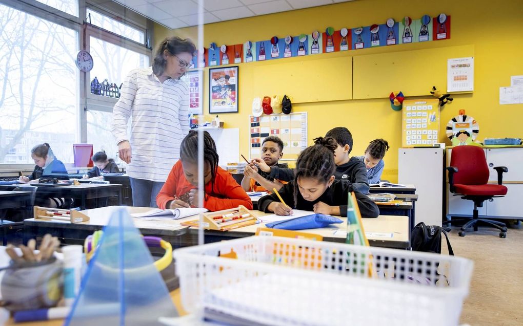 Basisschoolleerlingen maken gebruik van de noodopvang. De onderwijsinspectie constateerde woensdag dat de verschillen in kansen tussen leerlingen zijn toegenomen. beeld ANP, Koen van Weel