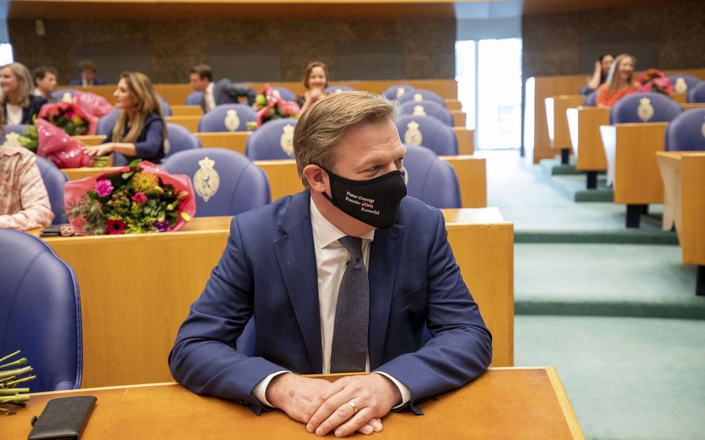 CDA-Kamerlid Omtzigt droeg tijdens zijn beëdiging een mondkapje met daarop een toespeling op een notitie van D66-verkenner Ollongren die onbedoeld op een foto werd vastgelegd.  beeld, Werry Crone