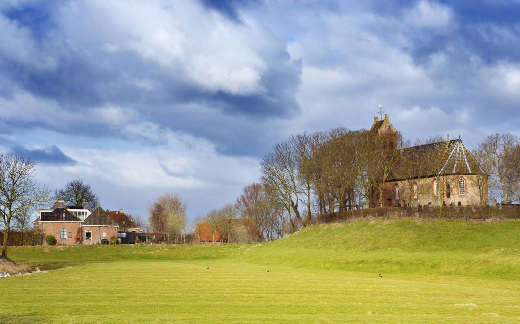 „De kerk is bij uitstek de vluchtheuvel van bloedwarme onderlinge gemeenschap.” beeld iStock