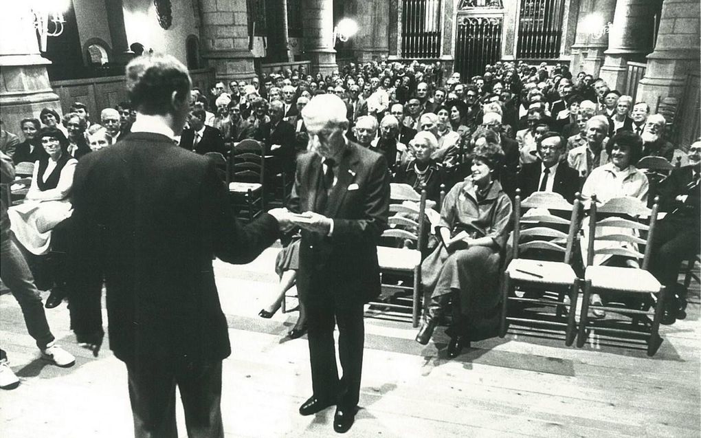 Drs. J. van Oort overhandigde in 1983 de jubileumbundel Verbi Divini Minister ter gelegenheid van de 65e verjaardag van ds. L. Kievit. beeld RD