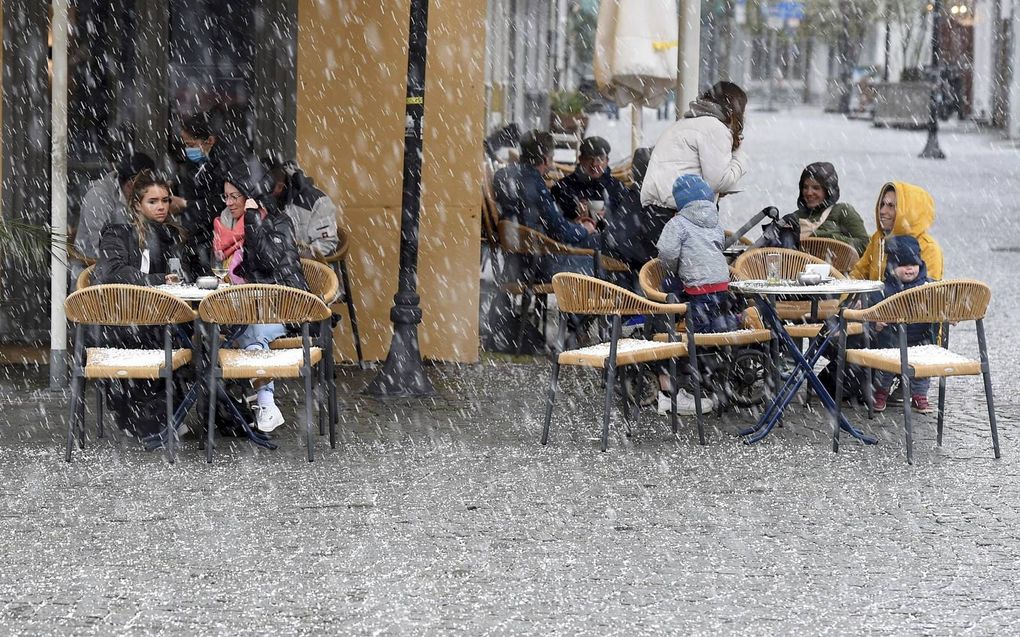 In Saarbrücken, Saarland, gingen op 6 april de terrassen weer open. In de rest van Duitsland bleven strengere maatregelen gelden. Bondskanselier Angela Merkel wil meer eenheid brengen in het coronabeleid. beeld AFP, Jean-Christophe Verhaegen