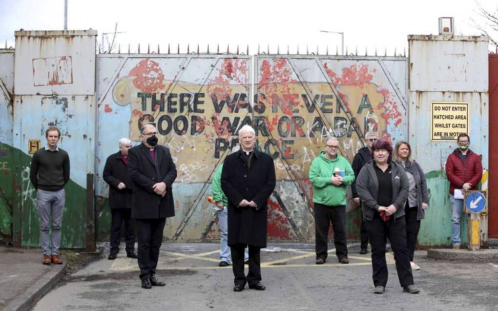 Kerkleiders de straat op in Belfast. beeld AFP, Paul Faith