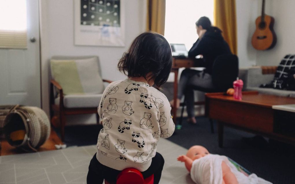 „Als iemand thuis aan de keukentafel zit te werken, kan hij niet verplicht worden om zijn camera aan te zetten omdat anderen dan meekijken in de thuissituatie.” beeld Charles Deluvio