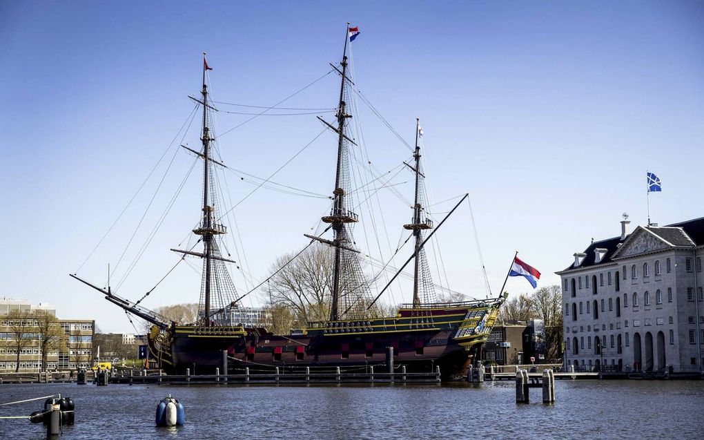 VOC-schip de Amsterdam is weer thuis na maanden onderhoud.  Het schip ligt sinds 1991 aan de steiger van het Scheepvaartmuseum. beeld ANP, Sem van der Wal