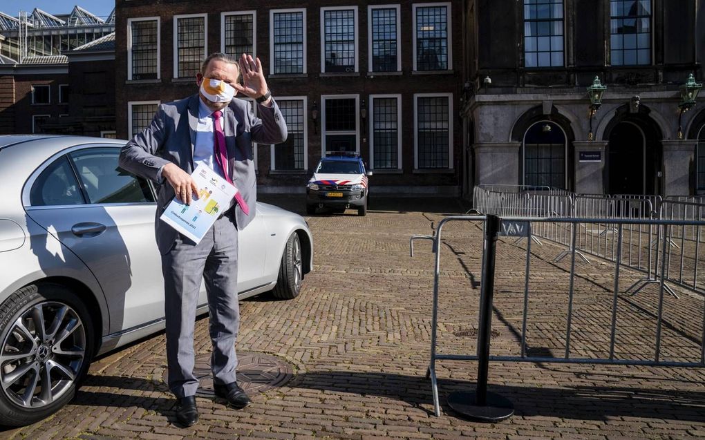 Ombudsman Van Zutphen dinsdag bij zijn aankomst op het Binnenhof, voor het gesprek met Tjeenk Willink. beeld ANP, Bart Maat