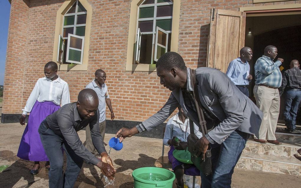 „Een studie toont aan dat er volop verspreiding van het coronavirus is in landen als Zambia en Malawi.” Foto: Malawiaanse kerkgangers wassen hun handen tegen verspreiding van corona. beeld AFP, Amos Gumulira