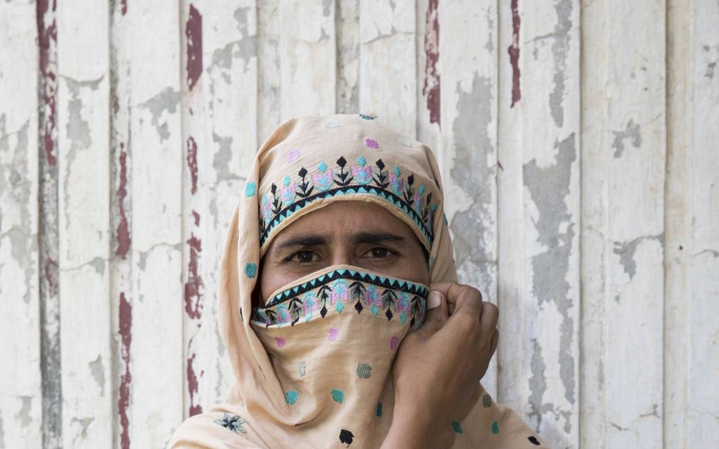 Aster wil niet herkend worden en hult zich daarom in een hoofddoek. Sinds ze zich afkeerde van de islam en christen werd, probeert haar familie haar om het leven te brengen. beeld Hulp Vervolgde Christenen