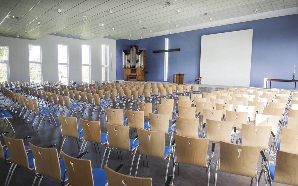 Interieur van het kerkgebouw van de protestantse gemeente in Zwaagwesteinde. beeld Marcel van Kammen