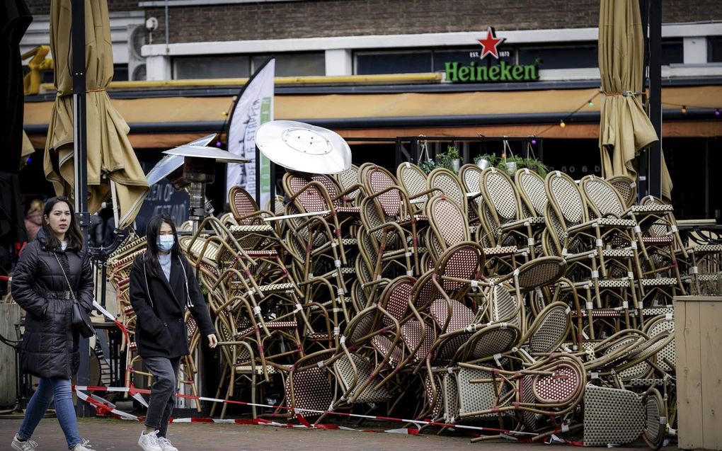 Stapels opgestapelde stoelen. Horeceaondernemers bereiden zich voor op openstelling van hun terrassen. beeld ANP, Robin van Lonkhuijsen