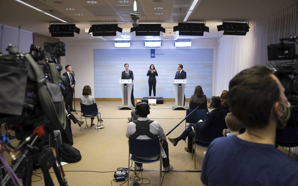 Premier Rutte en minister De Jonge kondigen aan dat stap een van het openingplan volgende week ingaat. beeld ANP, Sem van der Wal