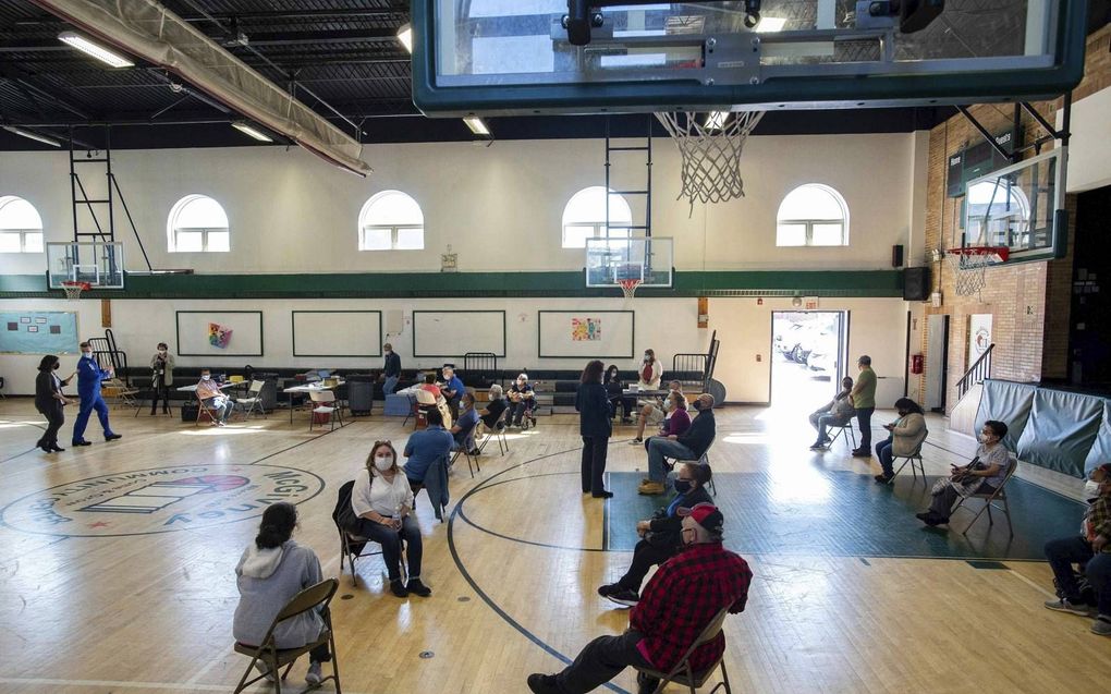 Vaccinatiecentrum in een sporthal in Bridgeport, Connecticut. De Verenigde Staten vaccineren in een sneltreinvaart. beeld AFP, Joseph Prezioso