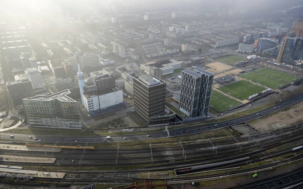 Luchtfoto van de Amsterdamse Zuidas met centraal het hoofdkantoor van het Europees Medicijnagentschap. beeld ANP, Robin van Lonkhuijsen