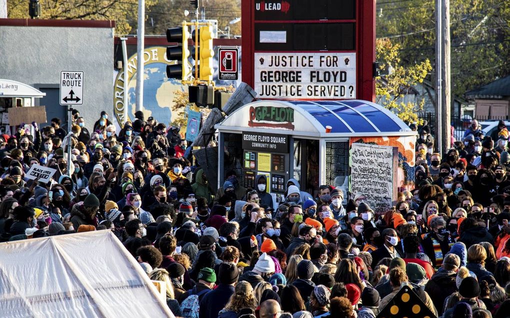 De Amerikaanse agent Derek Chauvin werd op 21 april schuldig bevonden aan de dood van de zwarte Amerikaan George Floyd. Foto: de uitspraak wordt gevierd op het George Floyd Square in Minneapolis. beeld AFP, Peter Sherno