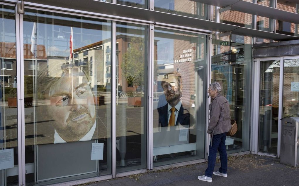 De gemeente Rhenen schreef op voorstel van de SGP een prijsvraag uit voor een nieuw portret van koning Willem-Alexander mét baard. Tot en met 14 mei worden alle zes ingezonden portretten tentoongesteld voor de ramen van de raadszaal in Rhenen. beeld RD, Anton Dommerholt