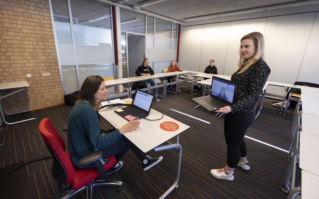 Wendy Borninkhof (l.), docent aan de Hogeschool Windesheim, is „dolblij” dat ze vanaf vandaag weer meer studenten op school zelf ontmoet.  beeld Freddy Schinkel